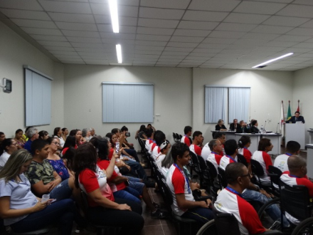 A CÂMARA HOMENAGEIA OS ATLETAS DA APAE DE TRÊS MARIAS